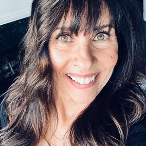 Meet your Posher, Lora